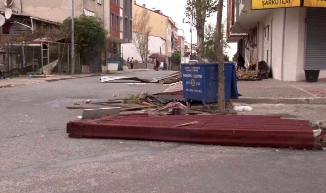 Başakşehir'de 4 evin çatısı uçtu, uçan çatı minareyi deldi