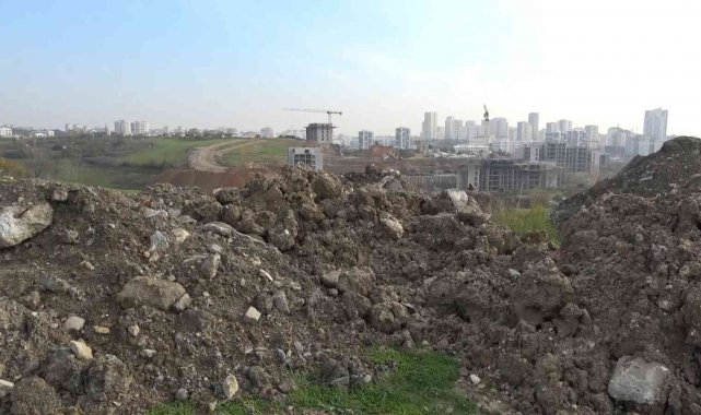 Başakşehir'de mahalleye giden tek yol kaçak hafriyattan kapandı