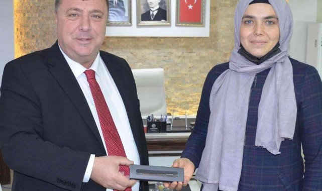 Başkan Alp öğretmenlerin gününü hediye vererek kutladı