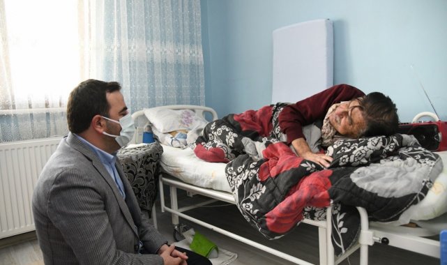 Başkan Özlü, hasta ve yaşlılara moral oldu