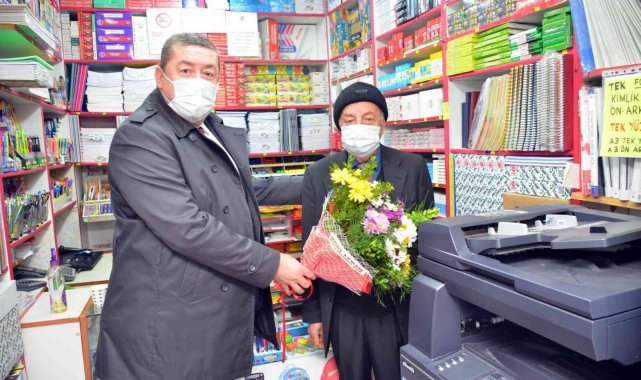Başkan Tekin öğretmenlerini unutmadı
