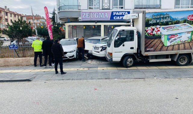 Başkent'te kamyonun freni boşaldı, 4 araca çarparak durabildi