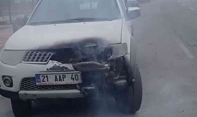 Batman'da seyir halindeki hafif ticari araç alev aldı