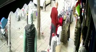 Beğendiği yeleği önce denedi, sonra çaldı