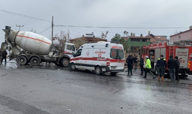 Beton mikseriyle çarpışan ticari araç sürücüsü hayatını kaybetti