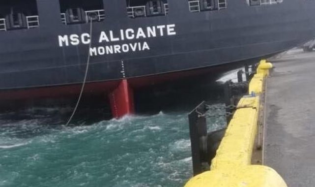 Beylikdüzü'nde liman içerisinde gemi karaya oturdu