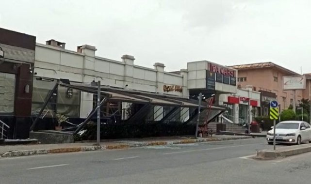 Beylikdüzü'nde lodos çatıyı uçurdu