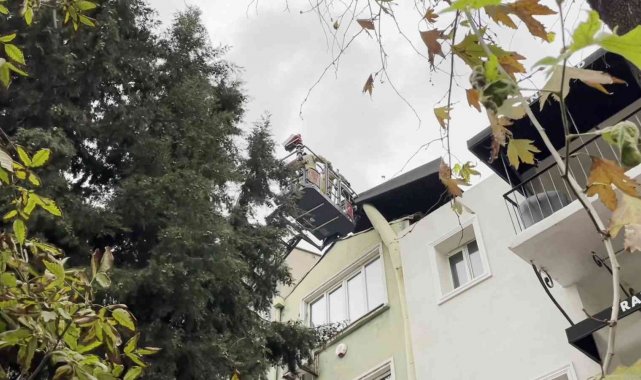 Beyoğlu'nda fırtınanın etkisiyle bir çatıdan kopan parça yan binaya uçtu