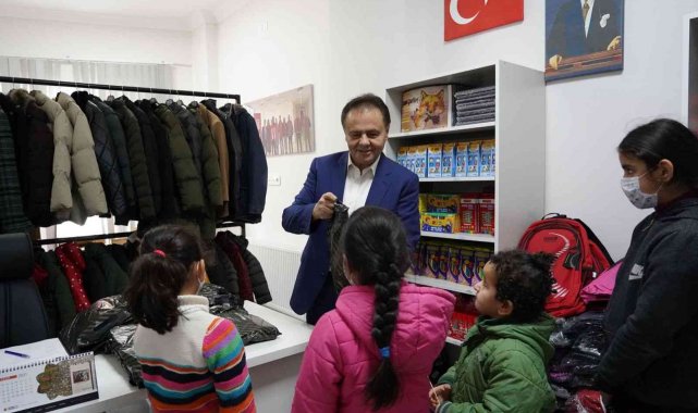 Bilecik'te çocuklara kırtasiye malzemesi ve okul çantası hediye edildi