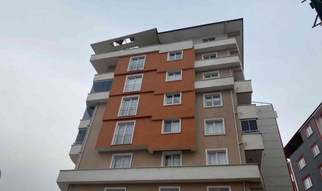 Bilecik'te fırtınada binaların çatıları uçtu