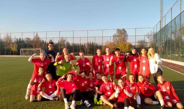 Bilecikspor kadın futbol takımı lig öncesi rakiplerine göz dağı verdi