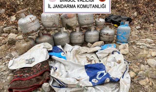 Bingöl'de teröristlere ait 11 odalı sığınak ve yaşam malzemeleri imha edildi
