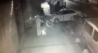 Bisikletle geldi, motosikletle gitti