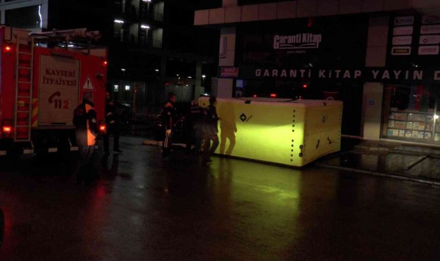 Boşanma aşamasındaki adam iş merkezinin terasına çıktı