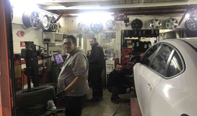 Bozüyük'te oto lastikçilerin kış lastiği yoğunluğu