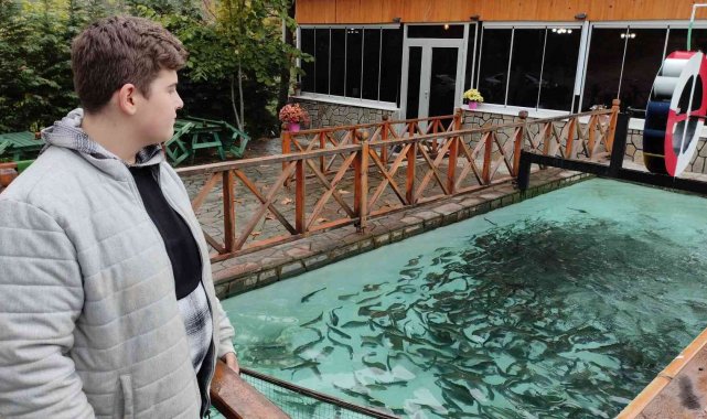 Bu işletmede herkes kendi yiyeceği balığı tutuyor