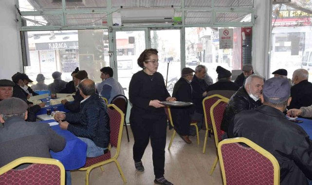 Burdurlu kadın gençlerin marka takıntısı sebebiyle iş yerini kapatıp kahvehane açtı