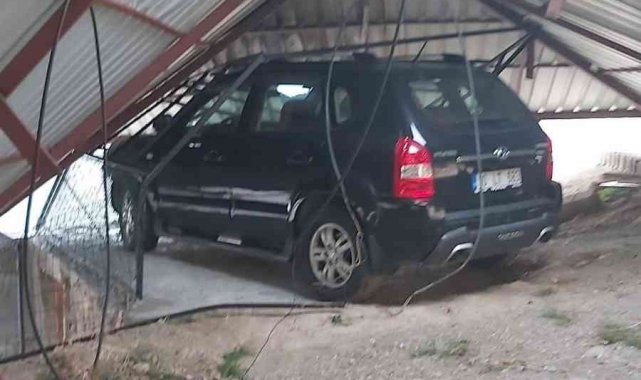 Burhaniye'de fırtınanın uçurduğu çatı otomobilin üzerine düştü