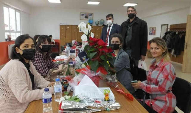 Burhaniyeli muhtardan öğretmenlere çiçek