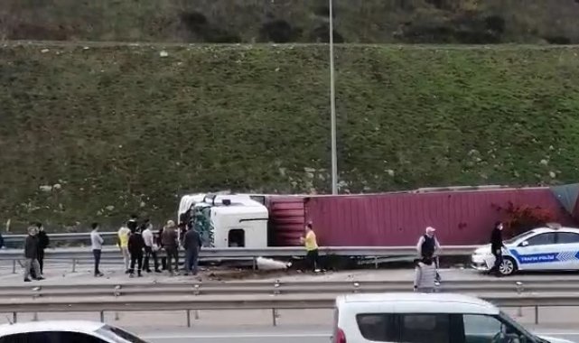 Bursa-Ankara otobanında virajı alamayan TIR devrildi