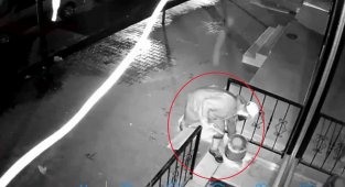 Bursa'da bir garip olay.. Kapı önünde duran çöp dolu kovayı boşaltarak çaldı ardından kayıplara karıştı