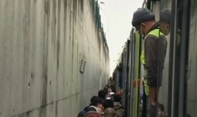 Bursa'da fırtına sebebiyle metro arıza yaptı, yolcular tahliye edildi