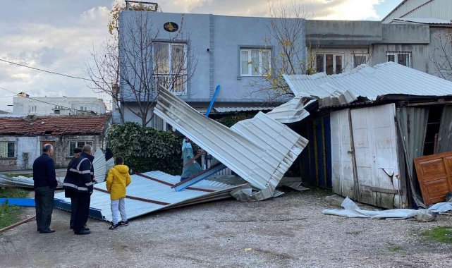 Bursa'da lodos çatıları uçurdu, evler ve arabalar zarar gördü