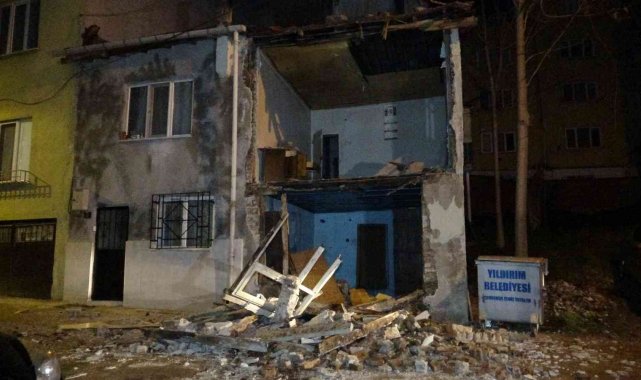 Bursa'da lodos hayatı felç etti: Binanın duvarı yıkıldı, ağaçlar yolları kapattı