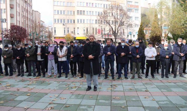Bursa'daki kazada hayatını kaybeden İHH gönüllüleri için gıyabi cenaze namazı kılındı