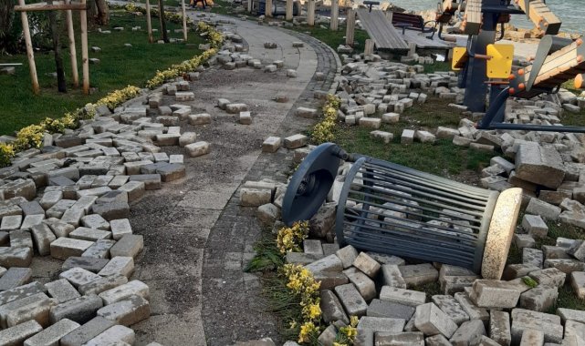 Büyükada'da lodos nedeniyle iskele hasar aldı, yollar su altında kaldı