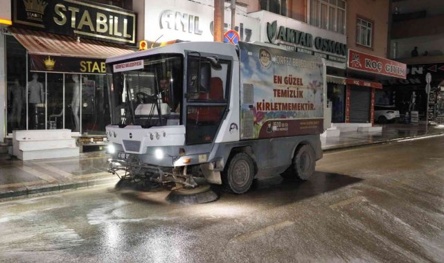 Cadde ve sokaklar sabunlu suyla yıkanıyor