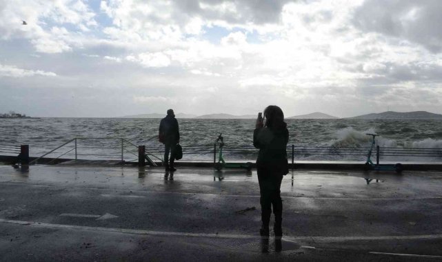Caddebostan Sahili'nde dalgalar metrelerce yükseldi, vatandaş selfie için sahile koştu