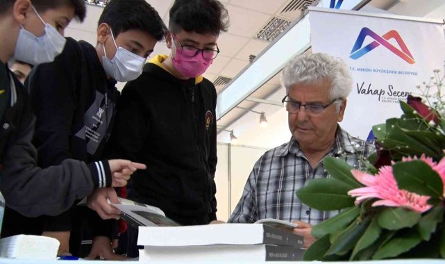 Çağlar, "Mersin ve Tarsus Halk Kültürü" kitabını okurları için imzaladı