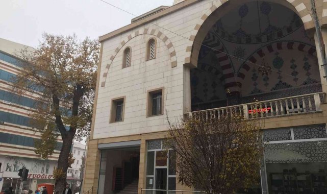 Cami duvarında mahsur kalan kediyi cami cemaati kurtardı