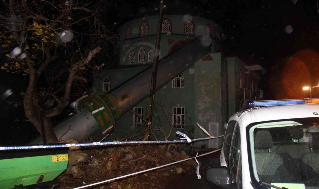 Cami minaresi şiddetli lodosa dayanamadı