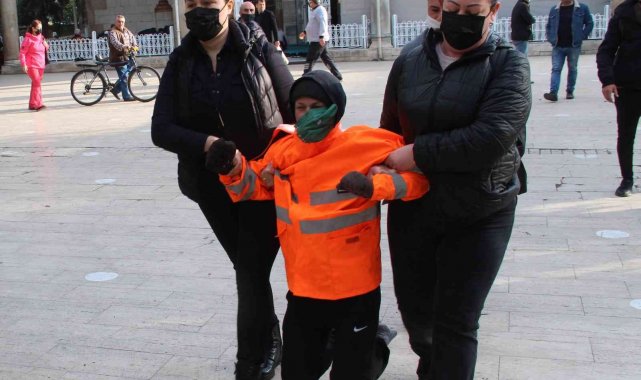 Camide uygunsuz hareketlerde bulunan Rus kadın, polis tarafından güçlükle çıkartıldı