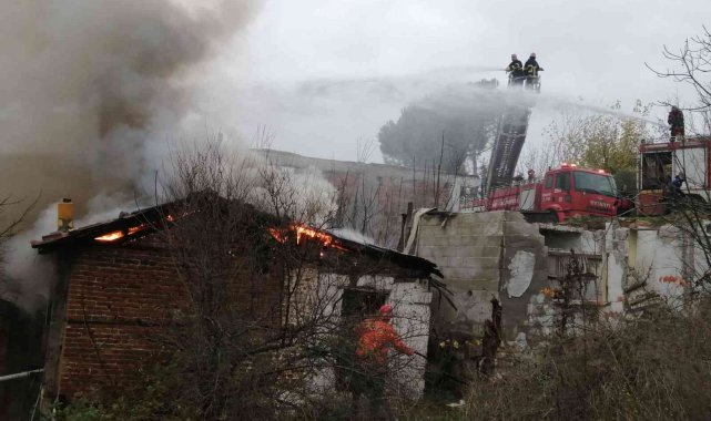 Çan'da metruk bina yandı