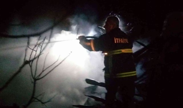 Çan'da yıldırımın düştüğü 12 mirasçılı metruk bina kül oldu