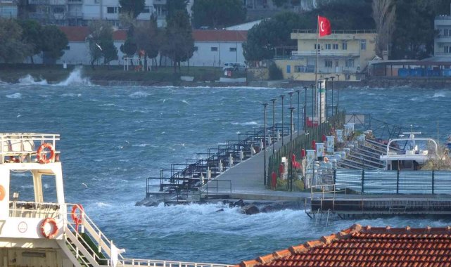 Çanakkale Boğazı'nda feribot seferleri geçici olarak durduruldu