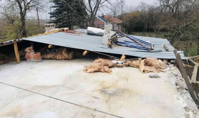 Çanakkale'de fırtına bir evin çatısını uçurdu