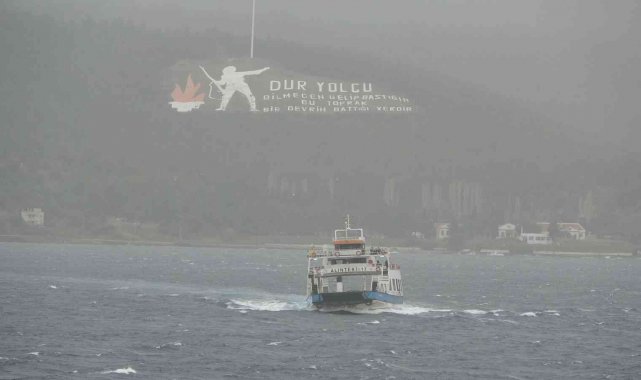 Çanakkale'de lodos şiddetini arttırdı: gemiler beşik gibi sallanıyor