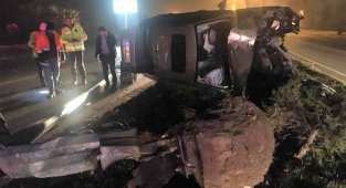 Çarptığı aydınlatma direğini kökünden söktü: 1 yaralı