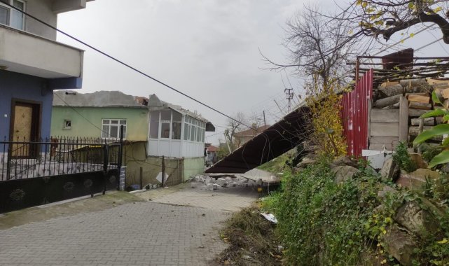 Çatılar uçtu, elektrik telleri koptu