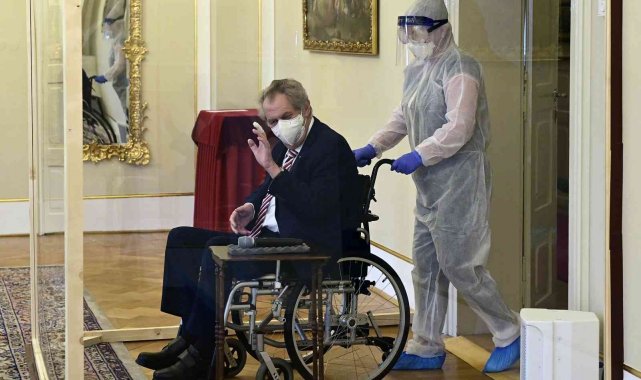 Çekya Devlet Başkanı Zeman'ın törene kabin içinde katılması gündem oldu