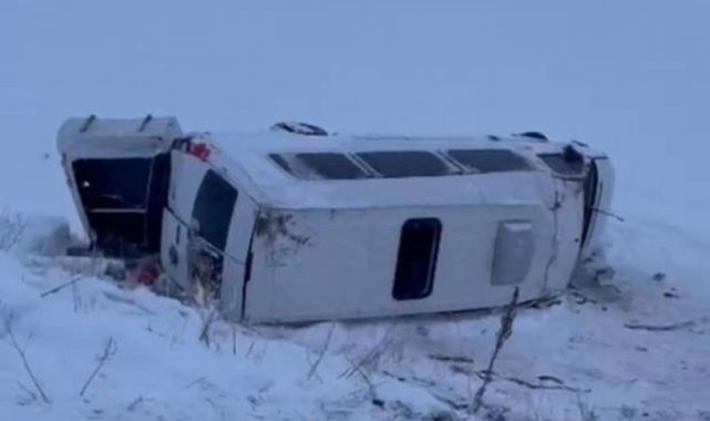Cenazeden dönenleri taşıyan minibüs şarampole yuvarlandı: 2'si ağır 18 yaralı