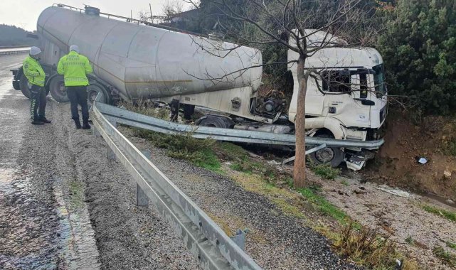 Çimento mikser kamyonu yoldan çıktı: 1 yaralı