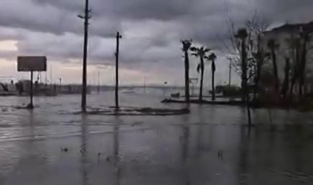 Çınarcık'ta deniz taştı, araçlar sular altında kaldı