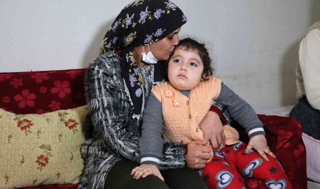 Cinayete kurban giden kızının saçıyla avunuyor