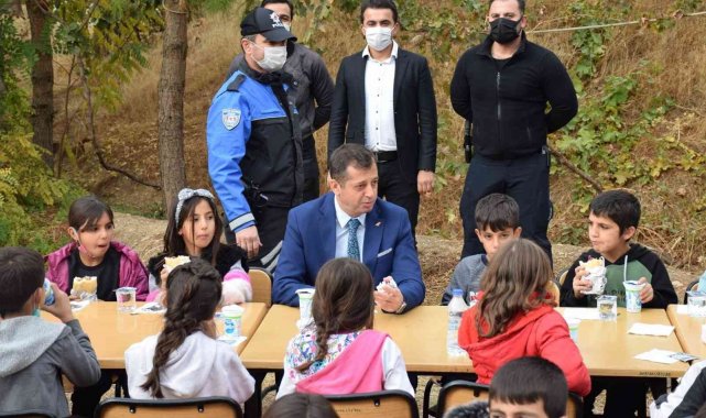 Cizre'de öğrenciler önce polis araçlarını tanıdı sonra polislerle piknik yaptı