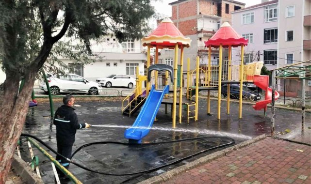 Çocuk parkları dezenfekte ediliyor